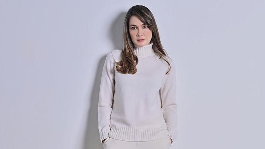 Baru-baru ini Luna Maya jadi sorotan setelah diangkat menjadi ibu RT Kemang DKI Jakarta. Yuk intip outfitnya yang elegan!