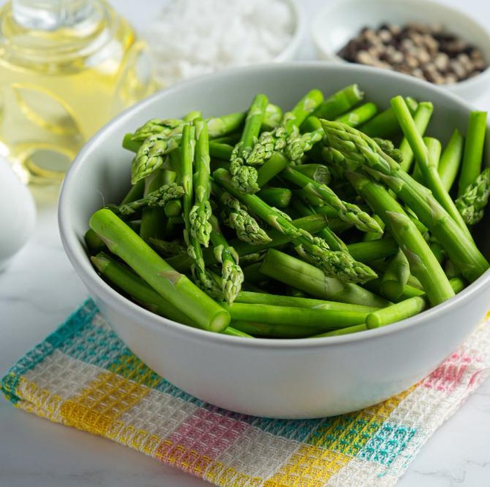 Jika kamu bosan dengan sayur yang itu-itu saja, kamu bisa menggunakan asparagus sebagai bahan utama dalam olahan sayuran.