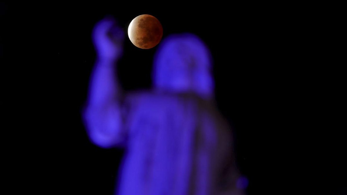 FOTO: Tersihir Pesona Gerhana Bulan Sebagian
