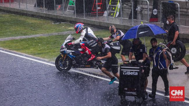 Race 1 WSBK Mandalika 2021 resmi ditunda setelah hujan deras terus mengguyur Sirkuit Mandalika hingga pukul 16:00 WITA.
