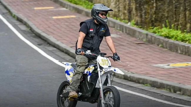 Menurut Pindad, motor listrik MotoEV saat ini masih dalam tahap penyempurnaan namun direncanakan paling lambat tahun depan meluncur.