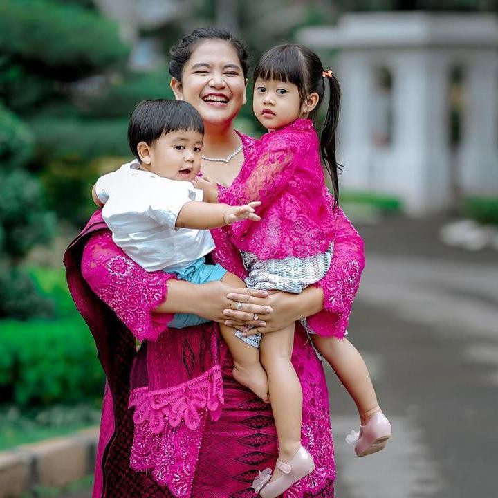<p>Kahiyang Ayu kini disibukkan dengan peran barunya sebagai ibu dua anak. Seperti kebanyakan wanita, berat badan Kahiyang sempat naik usai melahirkan anak keduanya pada Agustus 2020 lalu. (Foto: Instagram: @ayanggkahiyang)</p>