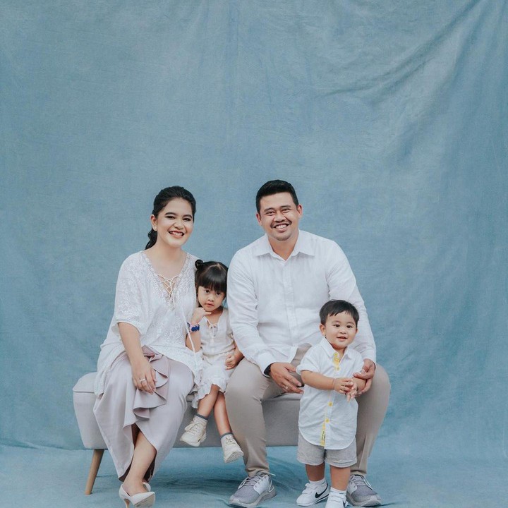 <p>Pesona Kahiyang dengan penampilan barunya pun semakin memukau banyak orang. Salah satunya saat ia berfoto bersama keluarga kecilnya. Anggun dan cantik ya. (Foto: Instagram: @ayanggkahiyang)</p>