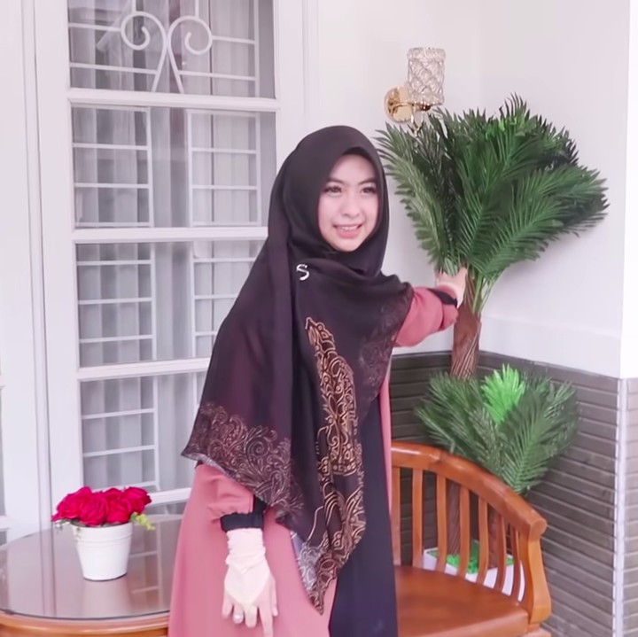 <p>Dokter Shindy Putri adalah kakak dari YouTuber ternama Ria Ricis, Bunda. Dalam sebuah kesempatan, ia memperlihatkan setiap sudut rumahnya yang serba putih, nih. (Foto: YouTube Dokter Shindy)</p>