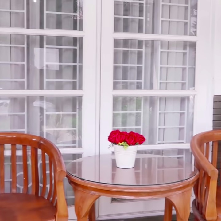 <p>Mulai dari pintu masuk dr. Shindy sudah mendominasi rumah dengan warna putih. Ia menambahkan kursi berwarna cokelat agar bisa mendapatkan nuansa alam. (Foto: YouTube Dokter Shindy)</p>