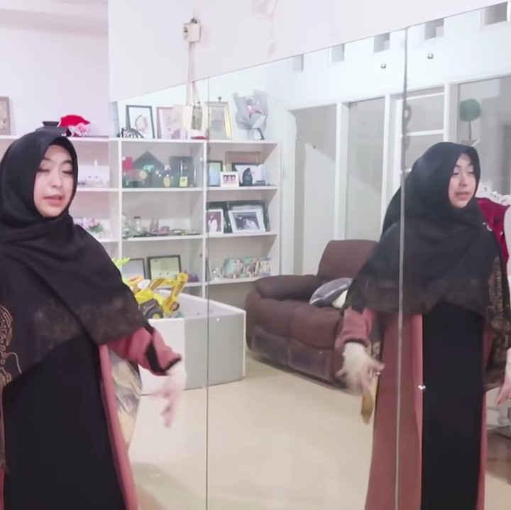<p>Agar rumah jadi terlihat lebih luas, dr. Shindy menambahkan cermin besar di samping ruang makan. Keren banget ya, Bunda. (Foto: YouTube Dokter Shindy)</p>