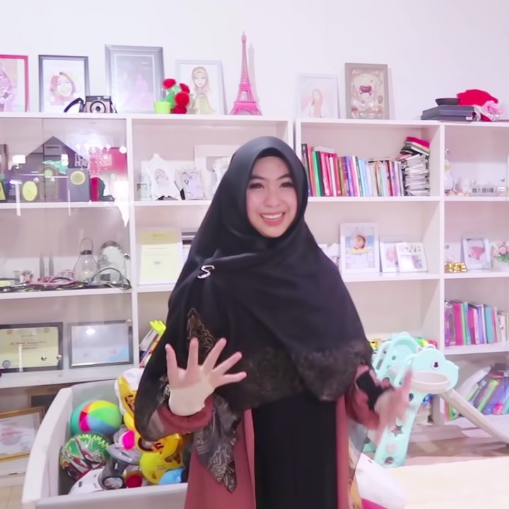 <p>Dokter Shindy memiliki lemari khusus untuk menyimpan buku-buku kedokteran miliknya, Bunda. Di sana ia juga menyimpan berbagai penghargaan serta alat-alat kedokteran. (Foto: YouTube Dokter Shindy)</p>