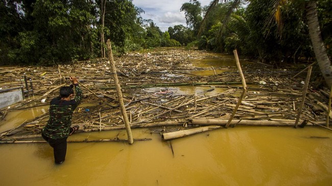 Selain banjir Sintang di Kalbar yang belum surut dalam sebulan, saat ini hampir seluruh wilayah Kalimantan dikepung banjir.