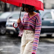 Masuk Musim Hujan, Ini Ide Gaya untuk Tampil Stylish dan Senada dengan Payung Kesayangan