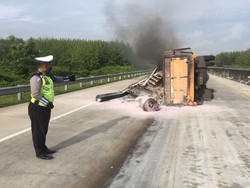 Truk Pecah Ban-Terguling di Tol Ngawi-Kertosono, Muatan Sempat Terbakar