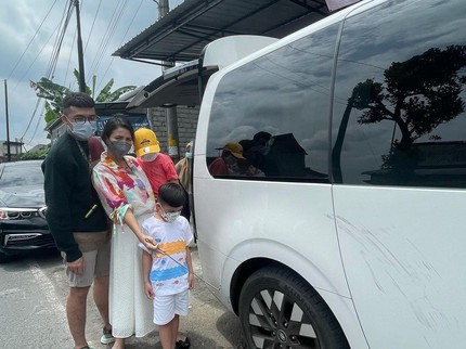 Tya Ariestya Nyaris Kecelakaan di Perjalanan Yogya-Jakarta, Ban Mobil Tertancap Besi