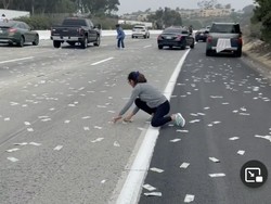 Uang Ratusan Juta Berserakan di Jalan Tol, Pengendara Mobil Turun Berebut Bikin Macet