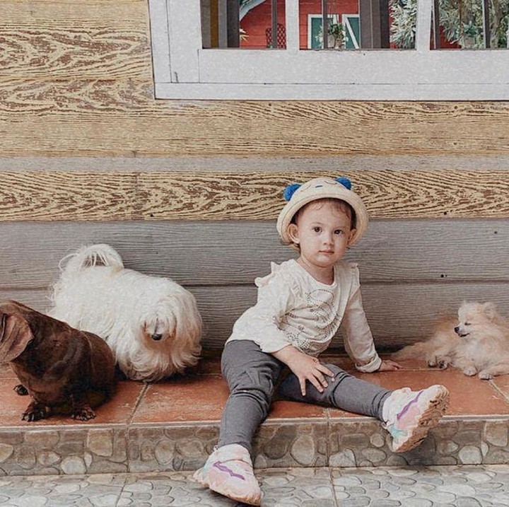 <p>Banyak netizen memuji paras Bella yang manis, Bunda. Tak hanya itu, Bella yang berparas blasteran ini juga kerap dipuji cantik. (Foto: Instagram @aurakasih)</p>