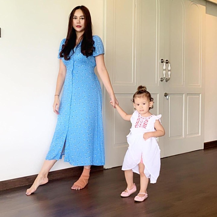 <p>Anak semata wayang Aura Kasih, Arabella, kini berusia dua tahun. Si Kecil yang akrab disapa Bella itu sudah tumbuh besar lho, Bunda. (Foto: Instagram @aurakasih)</p>