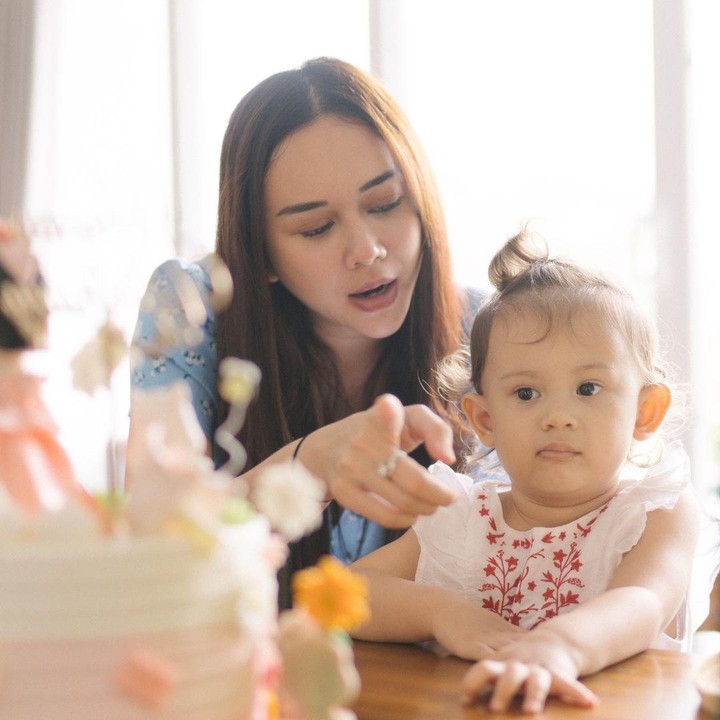 <p>Arabella tumbuh menjadi anak yang cerita. Saat momen ulang tahun Bella kedua, Aura Kasih berdoa agar sang anak tumbuh bersinar seperti bintang. (Foto: Instagram @aurakasih)</p>
