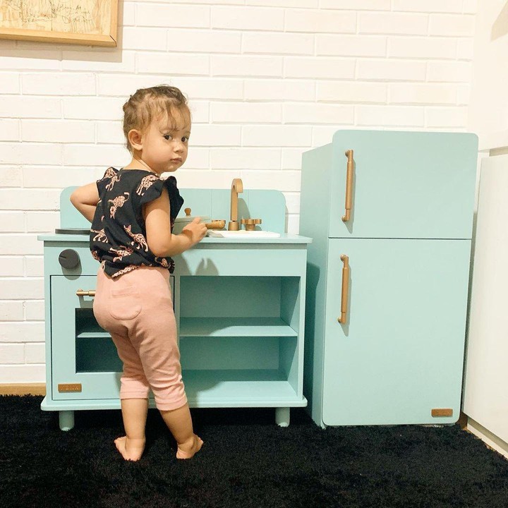 <p>Di akun Instagram miliknya, Aura Kasih sering berbagi kabar tentang perkembangan Bella nih. Seperti anak seusianya, Bella kini sedang aktif bereksplorasi. (Foto: Instagram @aurakasih)</p>