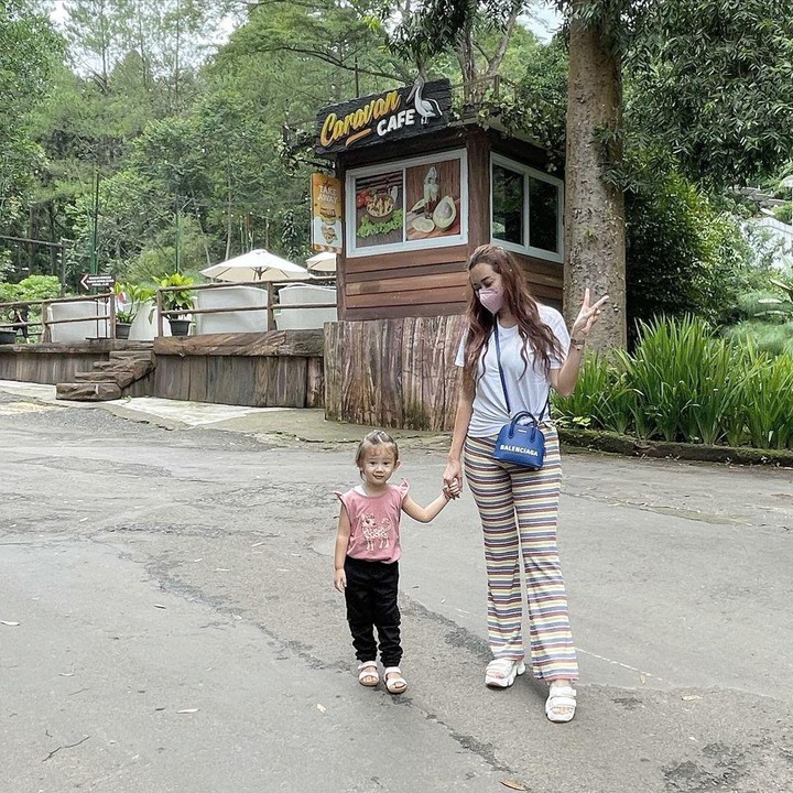 <p>Di waktu luangnya, Aura sering menghabiskan waktu bersama Si Kecil. Belum lama ini, dia mengajak Bella jalan-jalan ke Taman Safari Indonesia. (Foto: Instagram @aurakasih)</p>