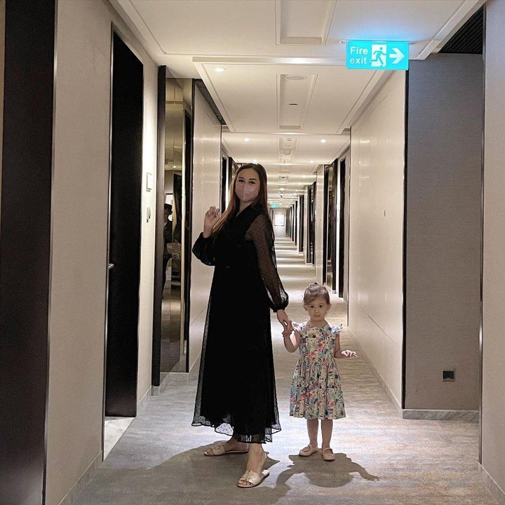 <p>Setelah resmi bercerai dari Eryck Amaral, Aura menjadi <em>single mother</em> dan mengurus sendiri Bella. (Foto: Instagram @aurakasih)</p>