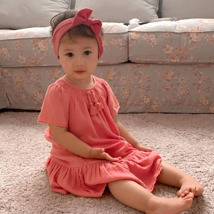 <p>Seperti sang Bunda, Bella juga suka berpose depan kamera lho. (Foto: Instagram @aurakasih)</p>