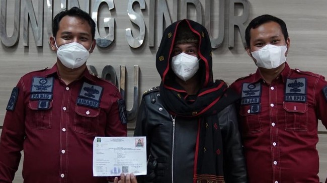 Pimpinan Pondok Pesantren Tajul Aliwiyin Bahar bin Smith resmi menghirup udara bebas. Ia keluar dari Lapas Khusus Kelas IIA Gunung Sindur, Minggu (21/11).