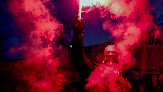 FOTO: Ramai-ramai Aksi Protes Melawan Kebijakan Covid-19 di Eropa