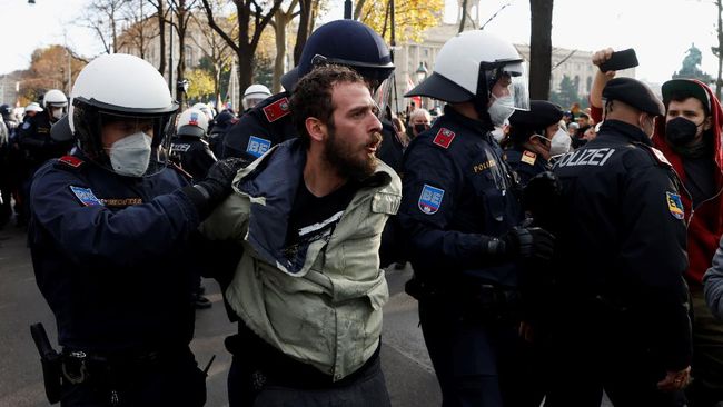 Crazy Covid Cases, Residents in Europe Crowded Demonstration Against Lockdown