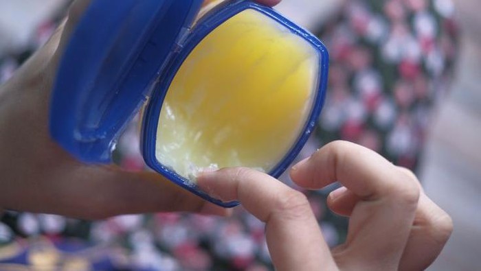 4 Manfaat Petroleum Jelly yang Nggak Pernah Kamu Duga Sebelumnya 4 Manfaat Petroleum Jelly yang Nggak Pernah Kamu Duga Sebelumnya