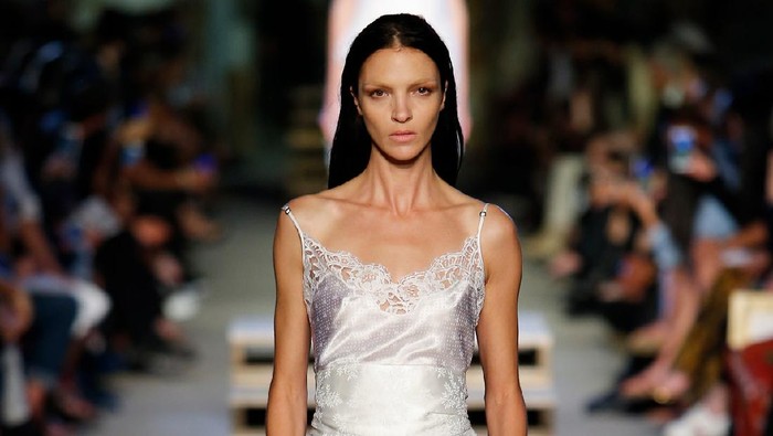 Cocok untuk Layering Style, Ini Jenis-jenis Camisole yang Perlu Kamu Tahu