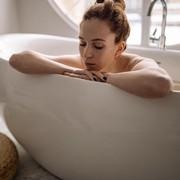 5 Rekomendasi Bath Bom, 'Teman Mandi' Terbaik yang Bikin Tubuhmu Makin Rileks