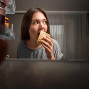 Makan Tengah Malam Bisa Bikin Berat Badan Naik Signifikan, Mitos atau Fakta?