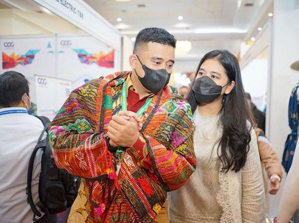 Makin Langsing, Intip 7 Potret Kahiyang Ayu saat Temani Suami Sibuk Blusukan di Medan
