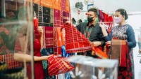 <p>Penampilan Kahiyang Ayu ketika terjun ke masyarakat atau sedang dampingi Bobby kerap mencuri perhatian. Ia tampil modis kenakan baju batik, tenun, terkadang kenakan kebaya. (Foto: Instagram @ayanggkahiyang)</p>