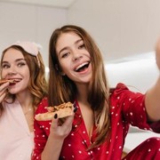 5 Kebiasaan Malam Hari yang Bisa Menambah Berat Badan Secara Kurang Sehat, Hindari Yuk!