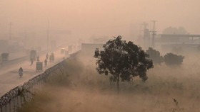 img-title FOTO: Rintih Kehidupan di Lahore, Kota Paling Berpolusi di Dunia