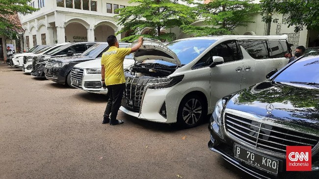 Kejagung mencatat ada lima dari 16 mobil mewah milik koruptor Jiwasraya yang tidak laku. Untuk mobil yang laku, uangnya untuk menutupi kerugian negara.