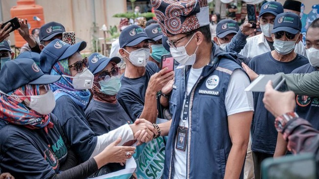 Menteri Pariwisata dan Ekonomi Kreatif Sandiaga Uno meninjau vaksinasi Covid-19 di Sa'pak Bayo Bayo, Kabupaten Tana Toraja, Sulawesi Selatan, Minggu (21/11).