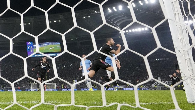 Leonardo Bonucci membawa Juventus menaklukkan Lazio lewat dua gol penalti yang ia cetak dalam laga Liga Italia di Stadion Olimpico.
