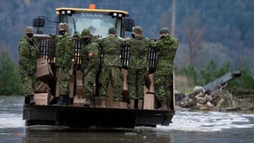 FOTO: Tentara Kanada Selamatkan Ribuan Ayam dari Banjir