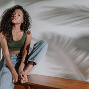 Ide Tampil Stylish Memakai Mom Jeans, Celana Jadul yang Kembali Menjadi Tren Fashion