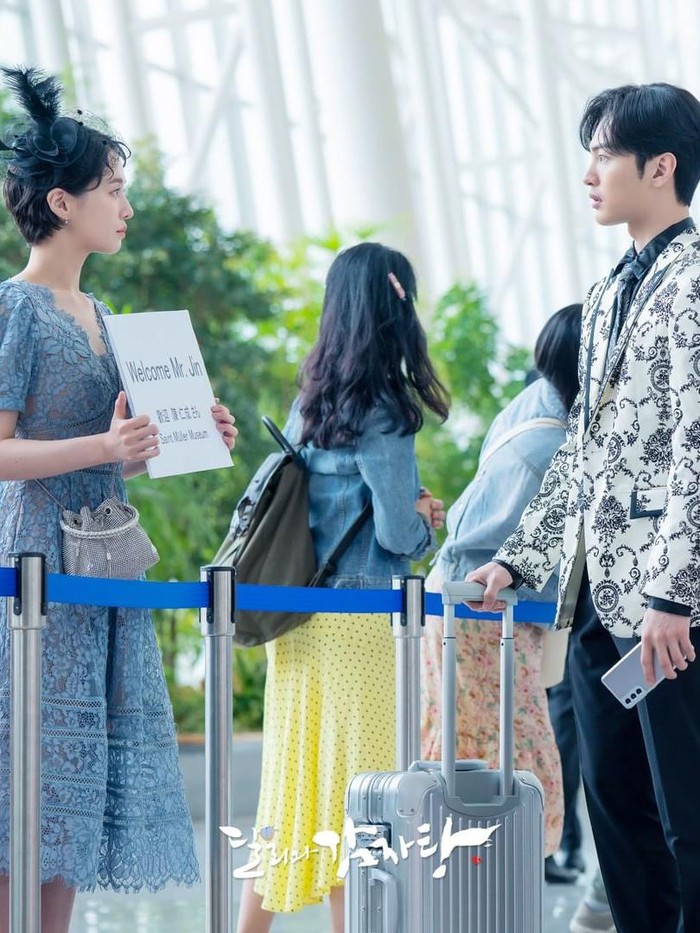 Pada episode pertama, Park Gyu Young sudah menarik perhatian penonton dengan mengenakan midi dress berbahan brukat berwarna biru yang cantik. Ia juga mengenakan headpiece yang jadi ciri khas keluarga kerajaan Inggris, lho./ Foto: Instagram.com/kbsdrama