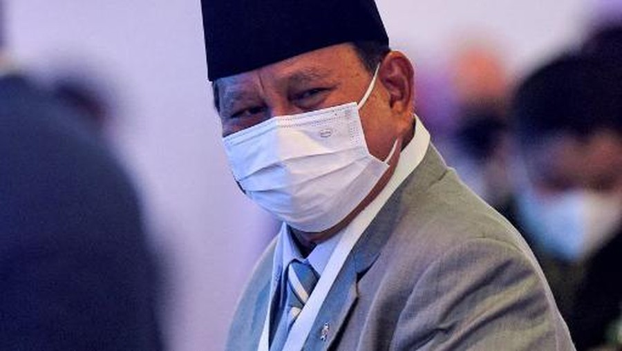 Prabowo Subianto tertangkap kamera tengah berbincang dengan Kuasa Usaha Israel untuk Bahrain, Itay Tagner (Foto: AFP/MAZEN MAHDI)