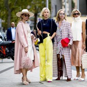 Tinggalkan Dulu Sweater, Tahun 2022 Hangatkan Badan dengan Deretan Busana Berikut