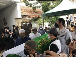 Suasana Rumah Duka Legenda Bulutangkis Verawaty Fajrin, Pelayat Berdatangan