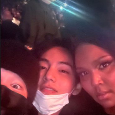 Beruntung, Lizzo Pamer Selfie Rangkulan bareng V dan Jimin BTS