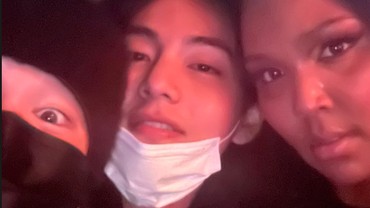 img-title Beruntung, Lizzo Pamer Selfie Rangkulan bareng V dan Jimin BTS