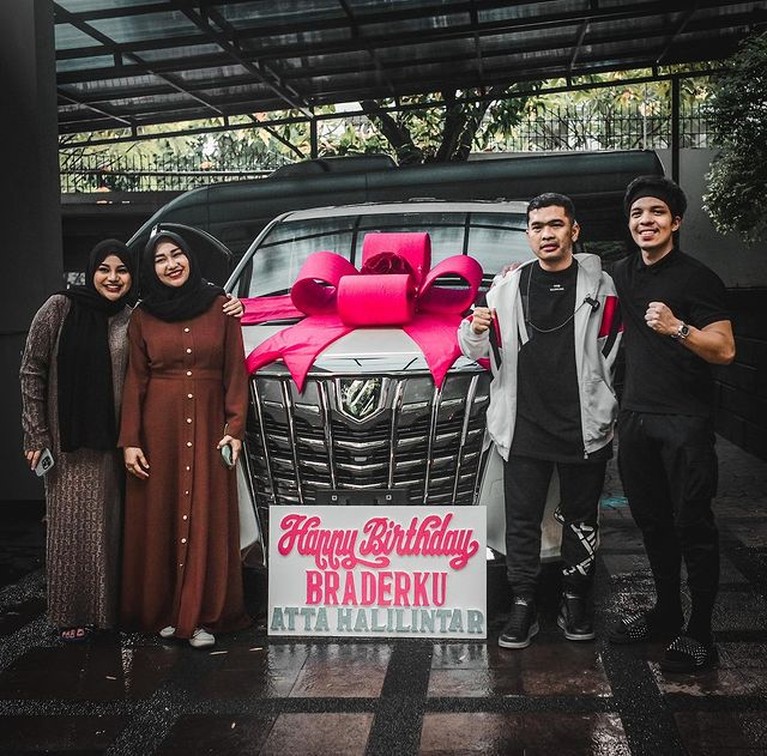 Di hari ulang tahunnya yang ke 27, Atta Halilintar mendapat kado mewah miliaran dari keluarga dan sahabat. Yuk intip!