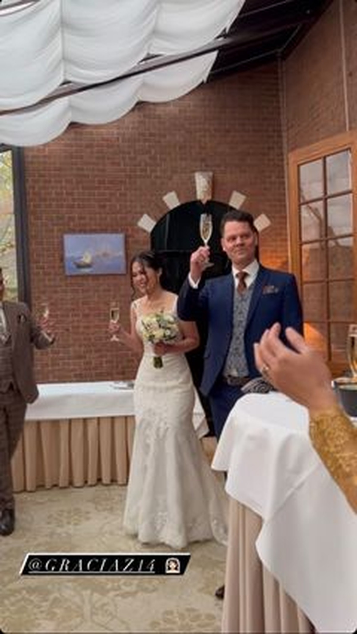 Gracia Indri akhirnya melepas status jandanya menikahi sang kekasih bule di Belanda pada Sabtu &lpar;20&sol;11&rpar;&period; Yuk intip&excl;