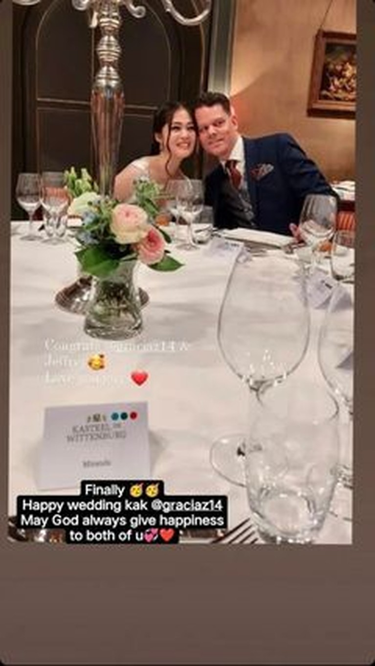 Gracia Indri akhirnya melepas status jandanya menikahi sang kekasih bule di Belanda pada Sabtu (20/11). Yuk intip!