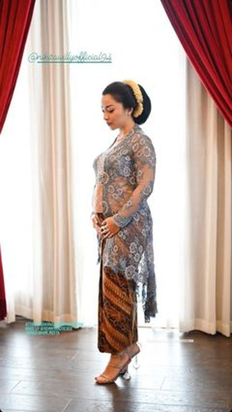 7 Penampilan Nikita Willy Pamer Baby Bump Pakai Kebaya Kutubaru di Nikahan Sang Adik Penampilan Nikita Willy saat mendampingi sang adik di hari bahagia pernikahannya jadi sorotan. Yuk intip!