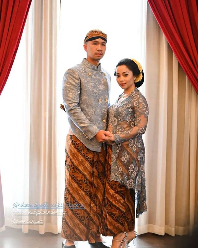 Penampilan Nikita Willy saat mendampingi sang adik di hari bahagia pernikahannya jadi sorotan. Yuk intip!